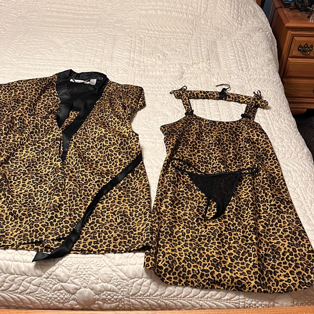 Contessa Di Roma Ladies Small 4 pc set.